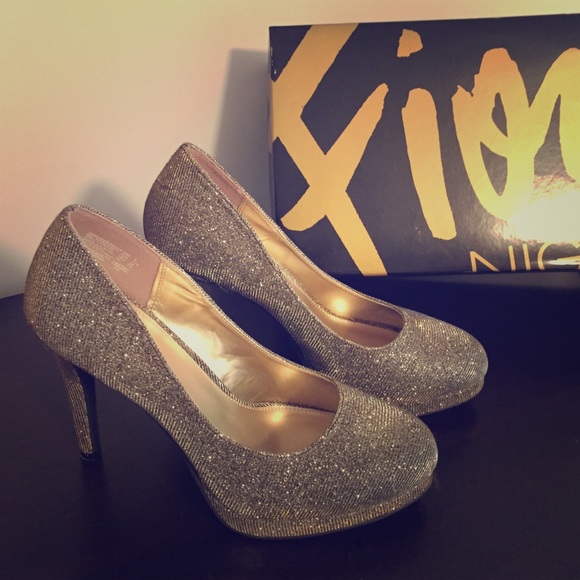 Fioni Night Holly 4" Sparkly Silver-Gold Pump sz 9