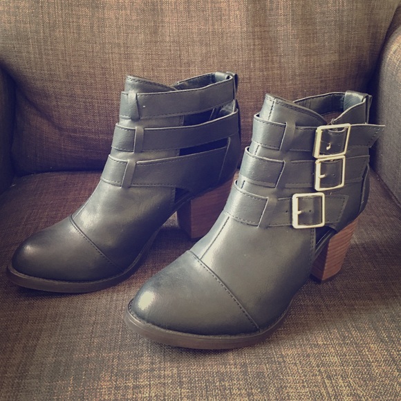 Mossimo black ankle boots w/buckles on side sz 7.5
