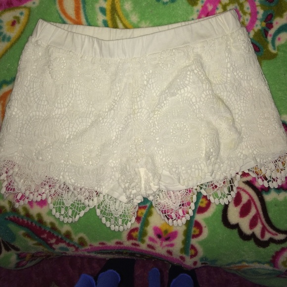 Elegant White Lace Shorts