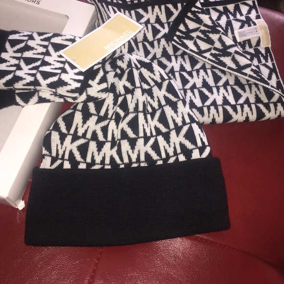 NEW MK gift set box with beanie hat gloves & scarf - Picture 3 of 4
