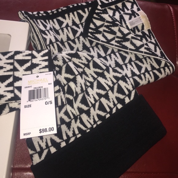 NEW MK gift set box with beanie hat gloves & scarf - Picture 4 of 4