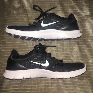 Black nike tennis shoes