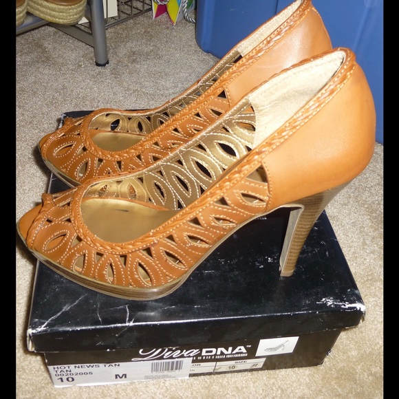 Diva DNA Tan Heels New in Box Size 10