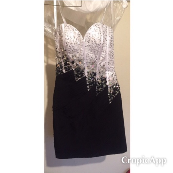 Tony Bowls Prom Dress - Picture 3 of 4