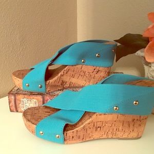 Wedges with elastic strap