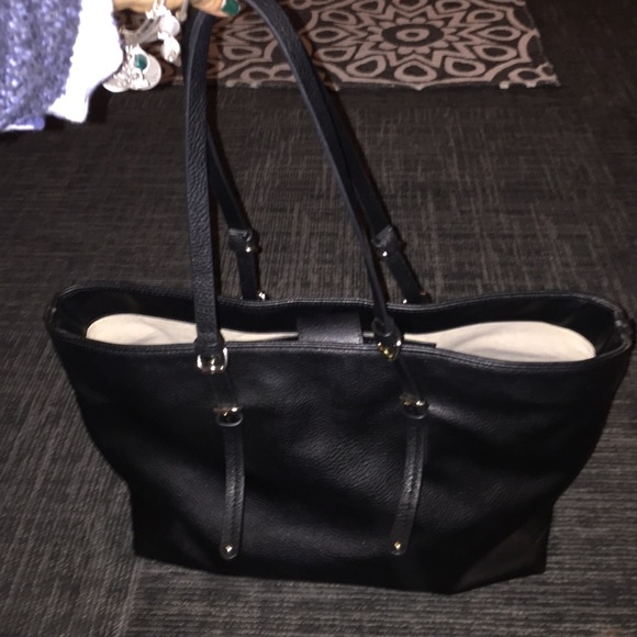 ✨Large faux tote and TWO INFINITY scarves✨