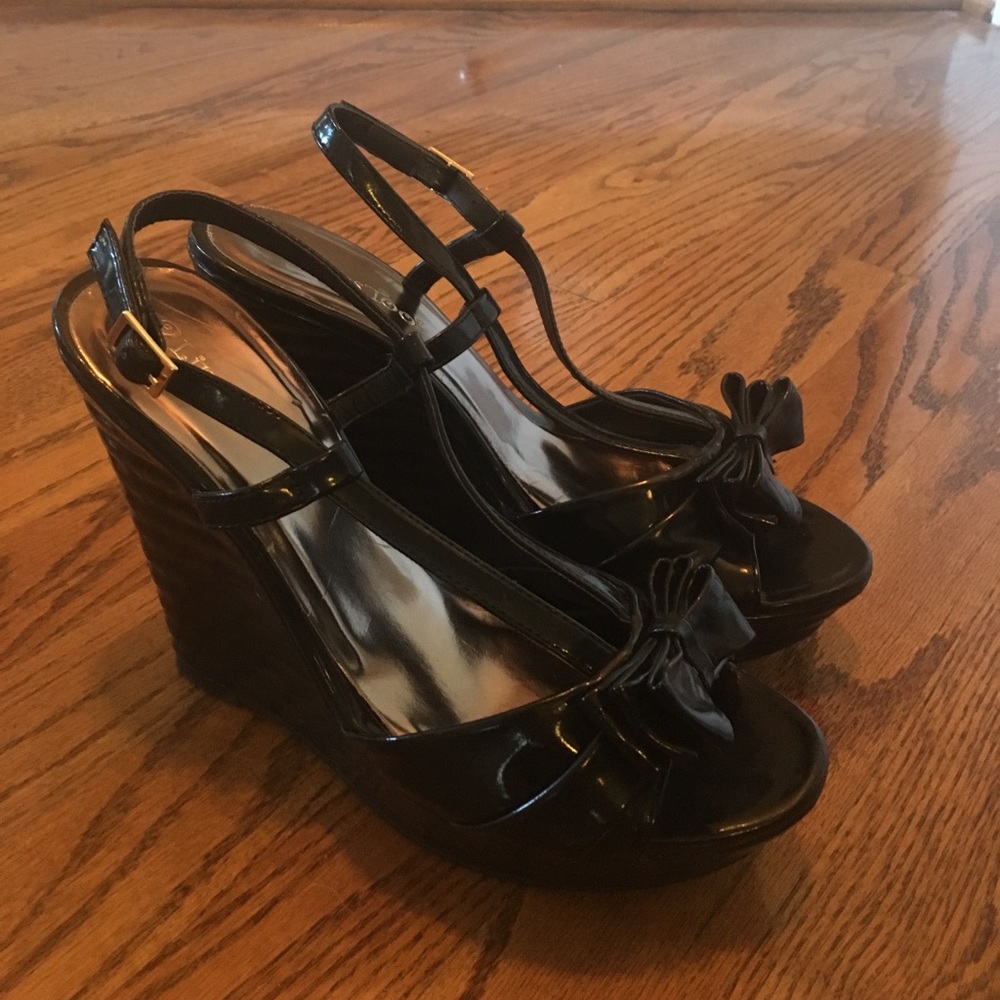 2 lips too black bow wedges