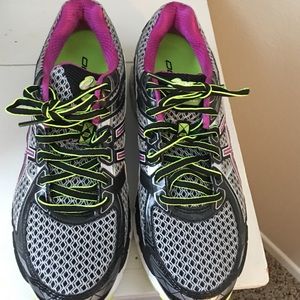 Like new asics brand gel running shoe