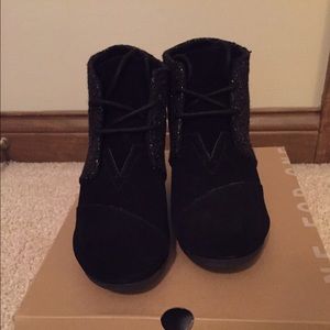 Toms Black Suede/ Metallic Boucle Wedges 7.5