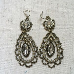 Chloe + Isabel crystal dangle earrings BNWT