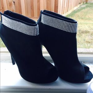 Beautiful black heels so elegant and classy 😍