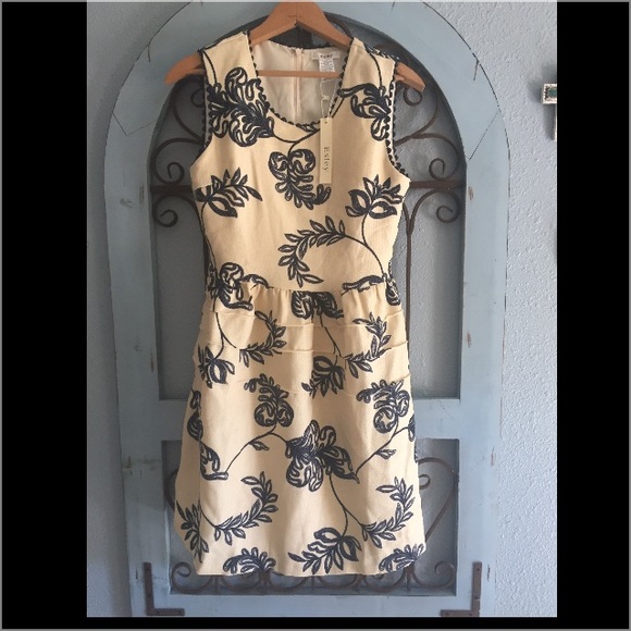 Dresses & Skirts - NWT - ESLEY scalloped ruffle dress - Size Small.