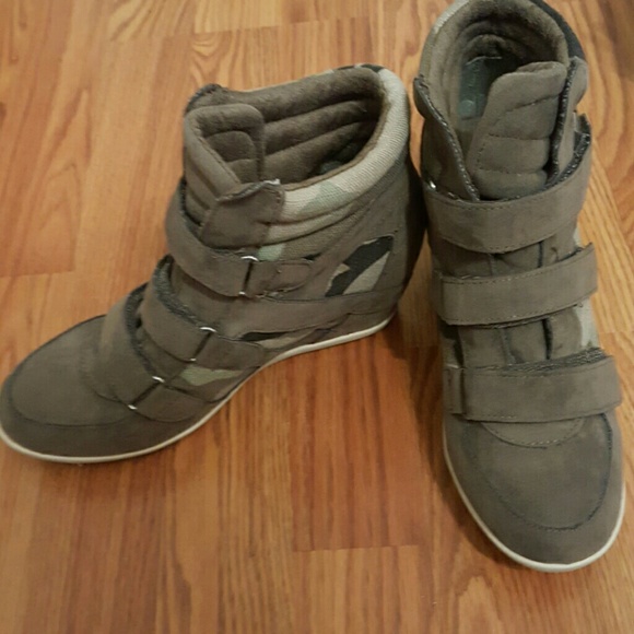 Camouflage wedges