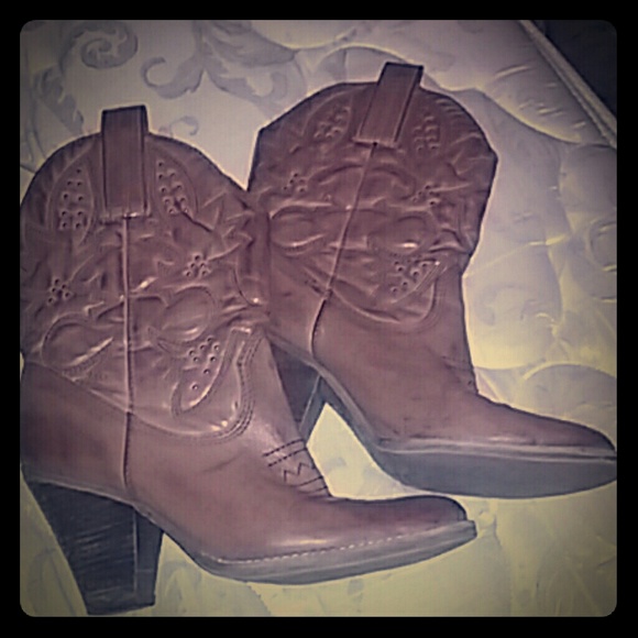 Cowgirl boots with heel