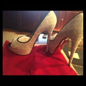 Lady Peep Pumps