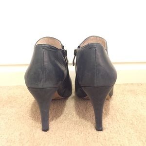 Vince Camuto Shoes - Vince Camuto Vive navy bootie, sz 8.5 Vince Camuto Shoes - Vince Camuto Vive navy bootie, sz 8.5