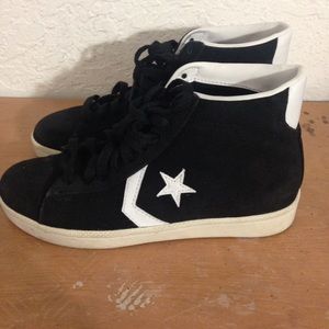 Suede converse.