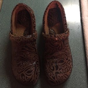 Size 9 BOC clogs