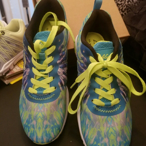 LA GEAR LADY'S  SPORT SHOES ULTRA FOAM