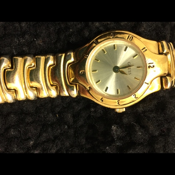 Small ladies Guess watch - Picture 1 of 2