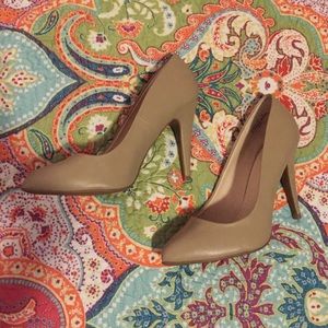 Nude Pumps