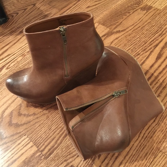 Ankle wedge shoes