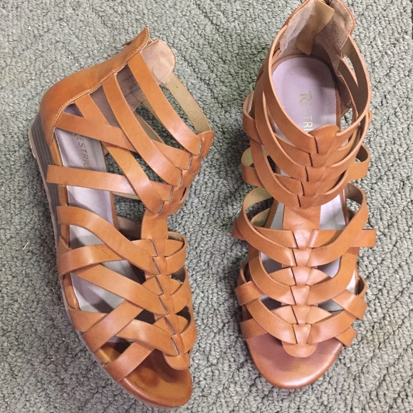 Restricted leather sandals