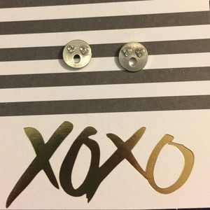 😍CUTE😍Silver Tone Love Emoji Stud Earrings