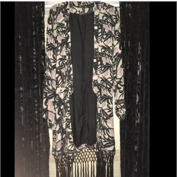 🚫SOLD🚫WINTER KATE KIMONO - Picture 2 of 4