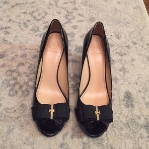 Tory burch black leather peep toe pumps