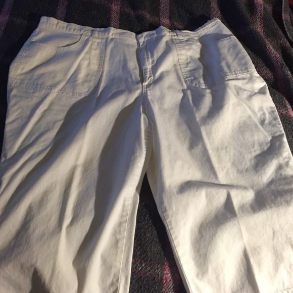 White stretch capris