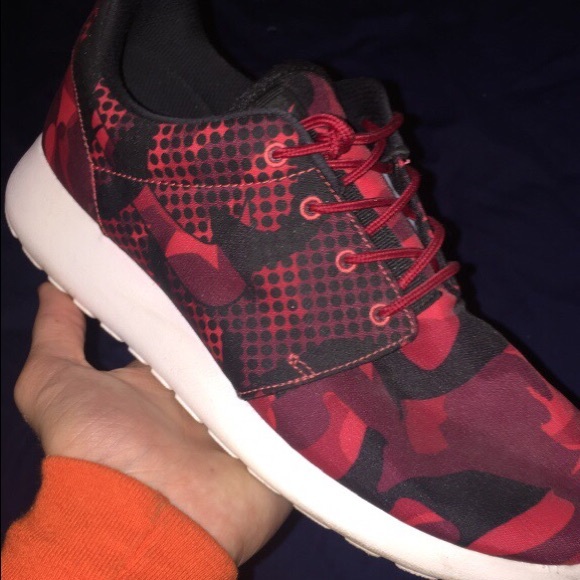 Almost brand new red Nike roshe
