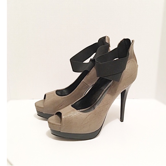 NWOT CLabel Chic Double Platform Peep Toe Sandals