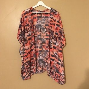 Soprano patterned kimono in gray and peach
