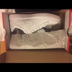 New Nike tennis ultra leather women's sneaker