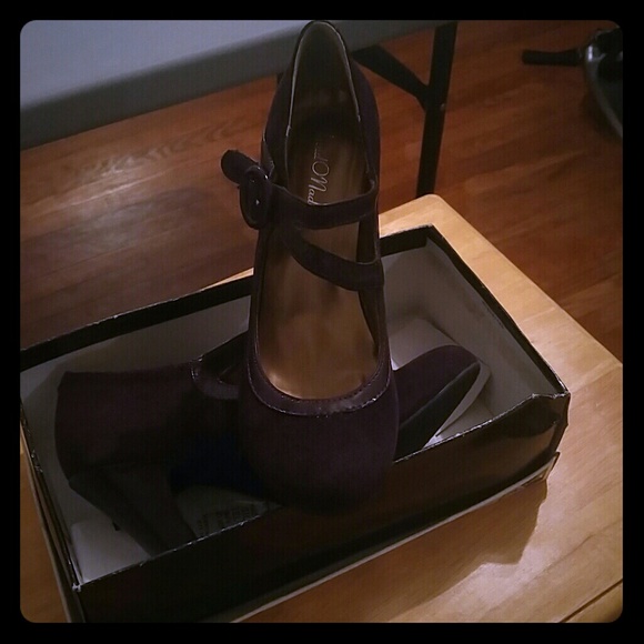 Dress shoes wore1x right strap peelling a lil. - Picture 1 of 4