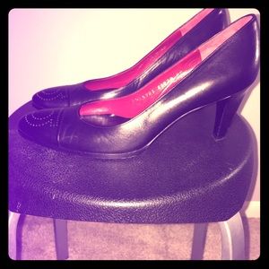 Leather toe cap pump