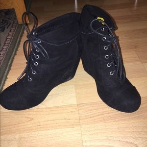 Size 8 women's ankle booties