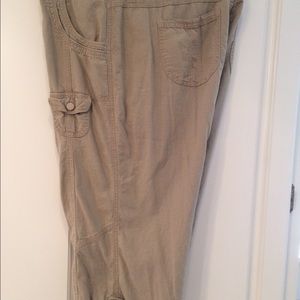 Women's size 18 khaki cargo capris.
