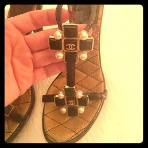 CHANEL PEARL AND RHINESTONES (red, green)