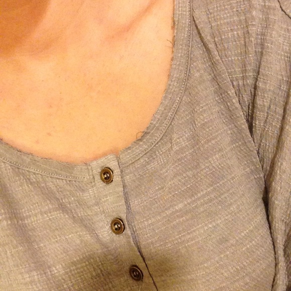 ❣️ONE LEFT-S/M❣️Gray Button Front Batwing Tunic - Picture 2 of 2