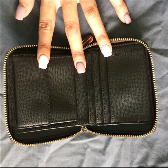 MK Wallet💕 - Picture 3 of 4