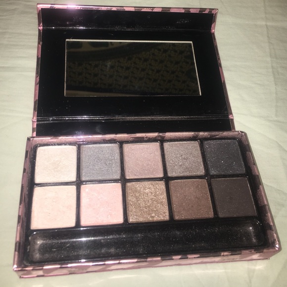 Eye shadow pallet