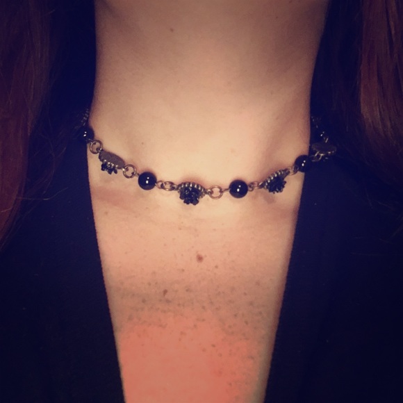 Rose and was choker