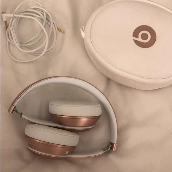 Beats solo2 rose gold Bluetooth headphones - Picture 2 of 2