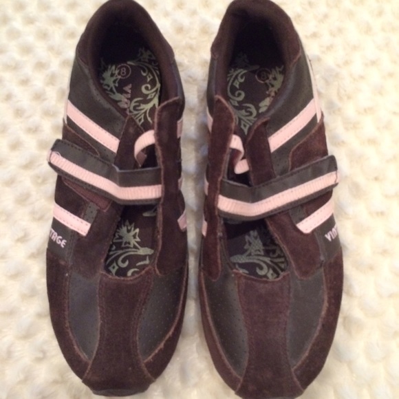 Women's size 8 shoe.