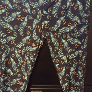 TC leggings blue peacocks. STUNNING