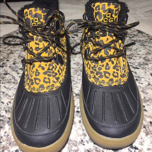 NIKE WMNS SNOW BOOTS SIZE 5.5