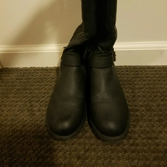 Cute flat black boots with gold zipper. - Picture 2 of 3