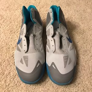 Men's basketball shoes